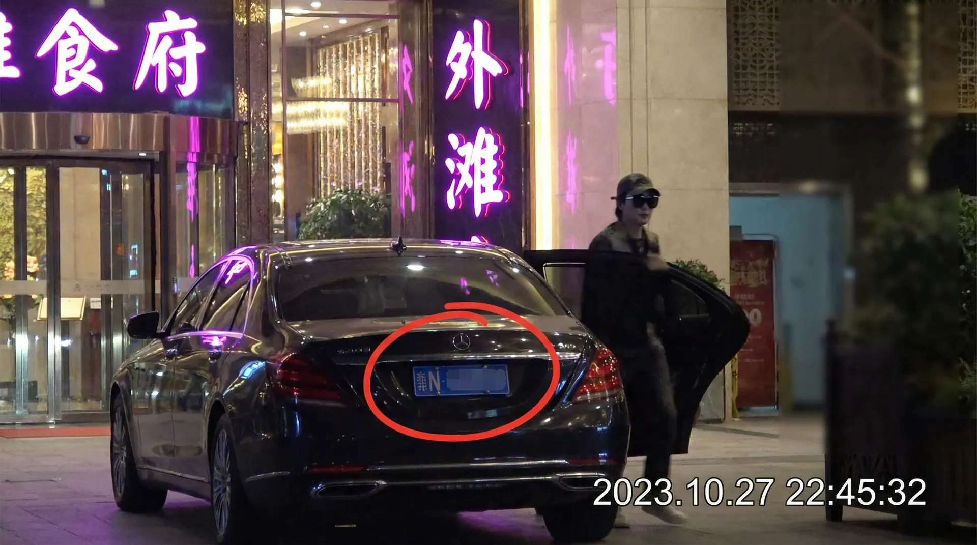 优博娱乐网站 - 豪车餐厅外偷拍